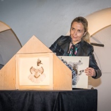 Maja Kunšič v kamišibajski predstavi za odrasle Sorojenca