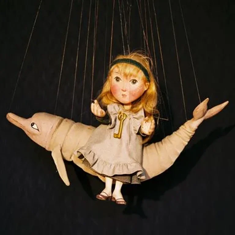 Deklica Delfina in lisica Zvitorepka
