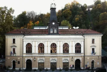 Refleksija na vodstvo 70 let skrivnosti