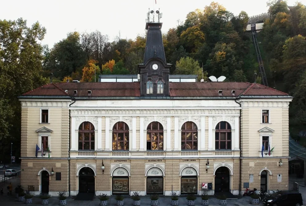 Refleksija na vodstvo 70 let skrivnosti