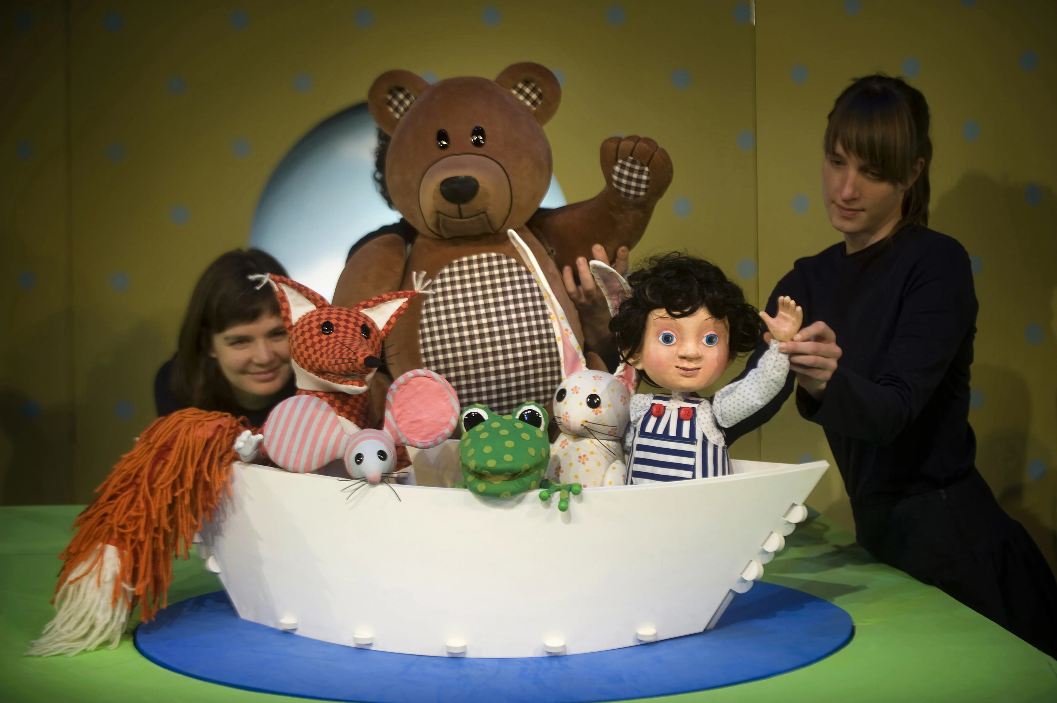 Bobek in barčica, izven