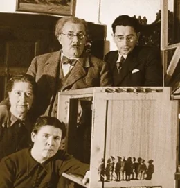 Družina Milana Klemenčiča ob odru Miniaturne lutke - 1936. (Mojca Klemenčič, Mila Klemenčič, Milan Klemenčič, Savo Klemenčič)