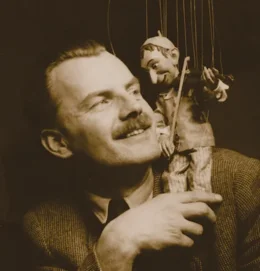 Jože Pengov z lutko Gašperčka - Franz Pocci: Čarobne gosli, režija Jože Pengov - 1951.