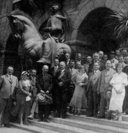 Udeleženci kongresa UNIMA pred ljubljansko mestno hišo - 1933. Drugi z leve je Milan Klemenčič.