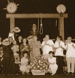 Ansambel predstave Kozlovska sodba v Višnji gori s kitajskimi gostitelji na odru gledališča v Pekingu - 1981.