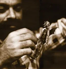 Igralec Blaž Vižintin z lutko Mefista.