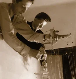 Marionete - lutke na vrvicah - so vodili animatorji z mostička nad odrom ... (Ciril Jagodic, Črt Škodlar)