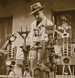 France Mihelič na razstavi svojih lutk za Sinjo ptico; režija Jože Pengov 1964.